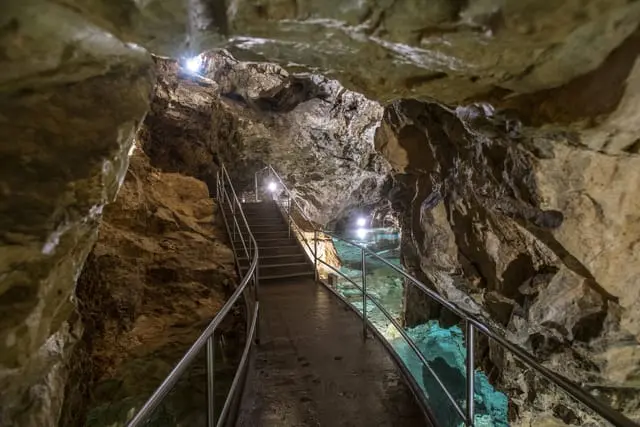 Podzemní jezero v Bozkovských jeskyních
